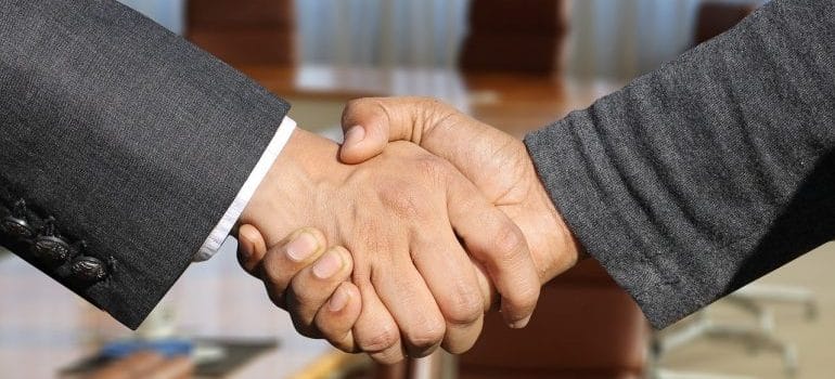 shaking hands - low cost movers las vegas