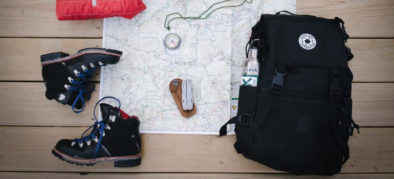 some things that you need to pack in your bag of essentials